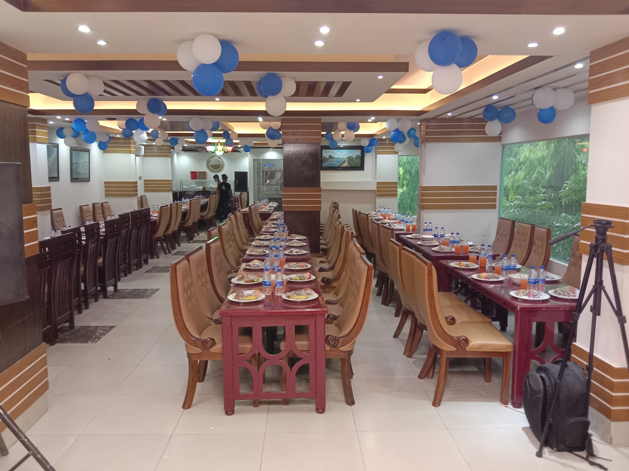 Orbit banquet seating